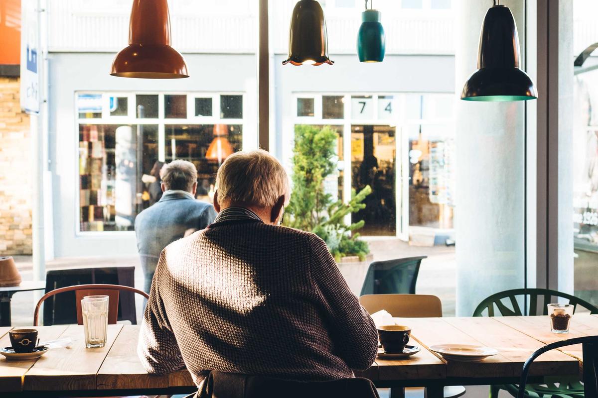 Table ronde avec micros et pupitres à Lyon